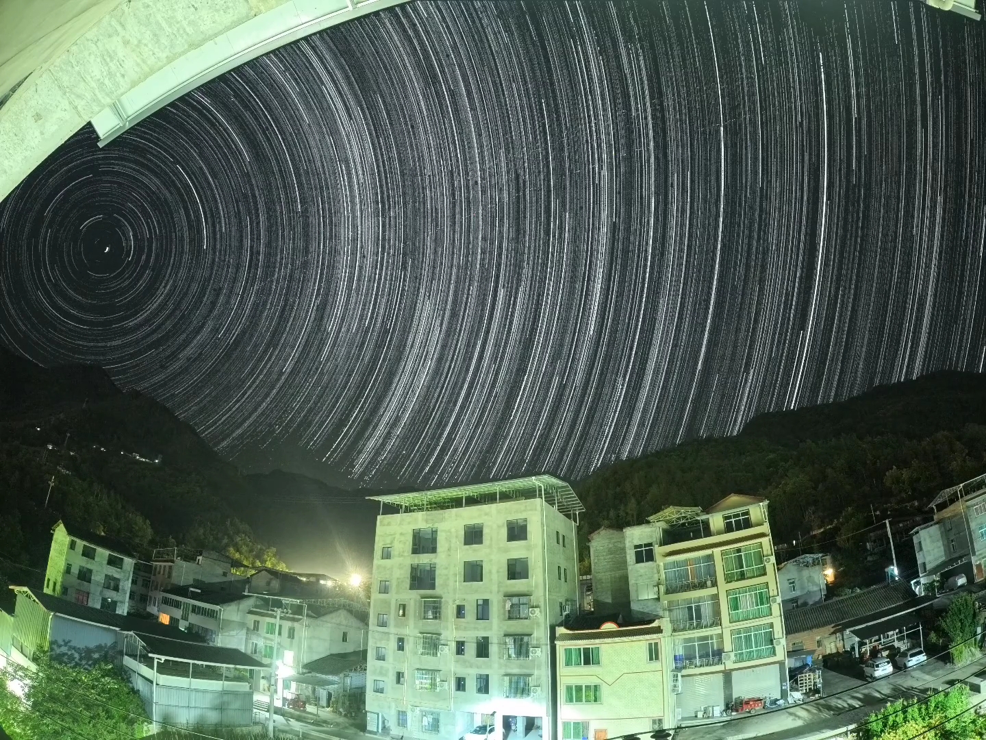 山尖的星轨在跳舞，把夜揉成流动的诗