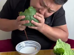 Скачать видео: 开饭啦，东北大饭包，东北酸菜炒肉粉条