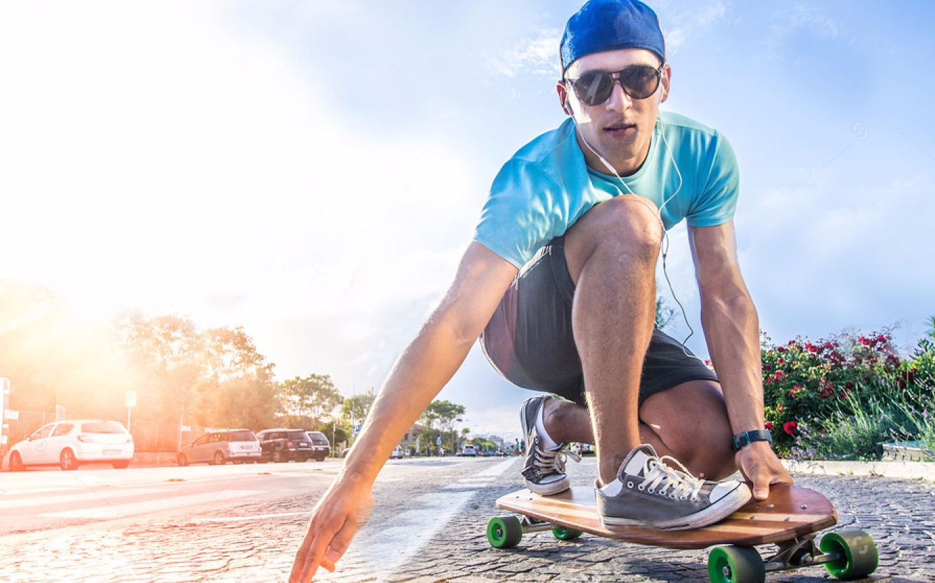 传奇少年滑手超燃炫技 还以为是偷了柯南的太阳能滑板!