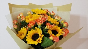 室友闺蜜过生日 拜托我帮忙做两束花 第一次包花竟然没翻车 还是自学的那种 哔哩哔哩 つロ干杯 Bilibili