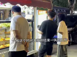 Download Video: 摆摊辛苦但收获多，能让家里人过上好日子，再累也值得，加油！#摆摊创业 #炸串 #炸串培训