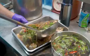 Download Video: 【台湾美食】猪蹄、鱼头、焖鸡肉……台湾街头老字号快餐店！