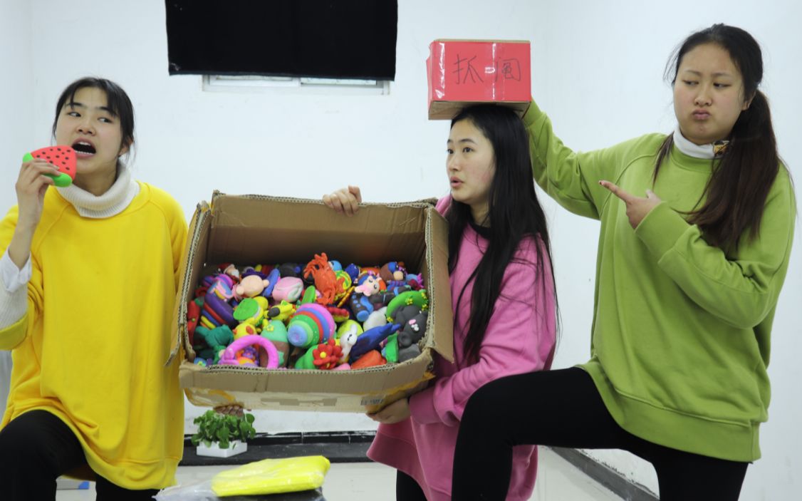 俩人pk抓阄捏粘土,奖励是一大箱粘土玩具,没想裁判不公平