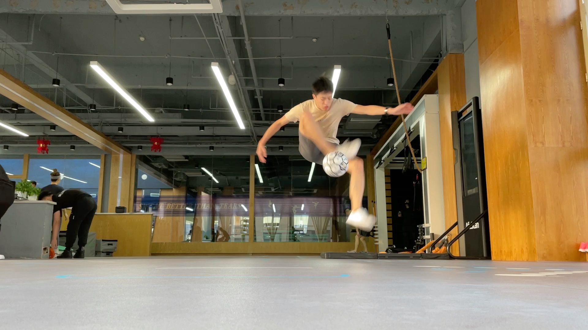 花式足球绕腿套路