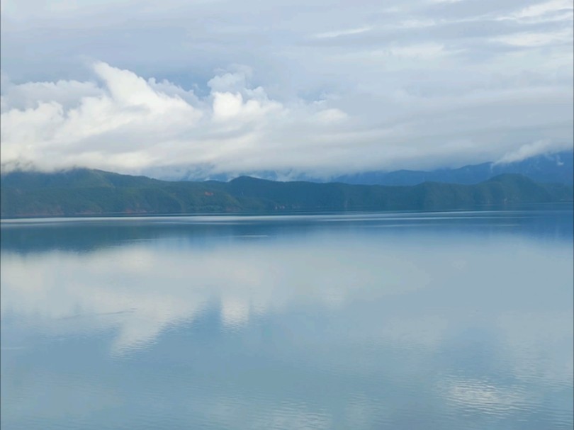 泸沽湖的出水口泸源崖是一个视野开阔、湖水最深的地方,有一个全景观景平台和巨大的马尼堆,是祈福和拍照的好地方沿途的风景也非常漂亮但山顶的风景...