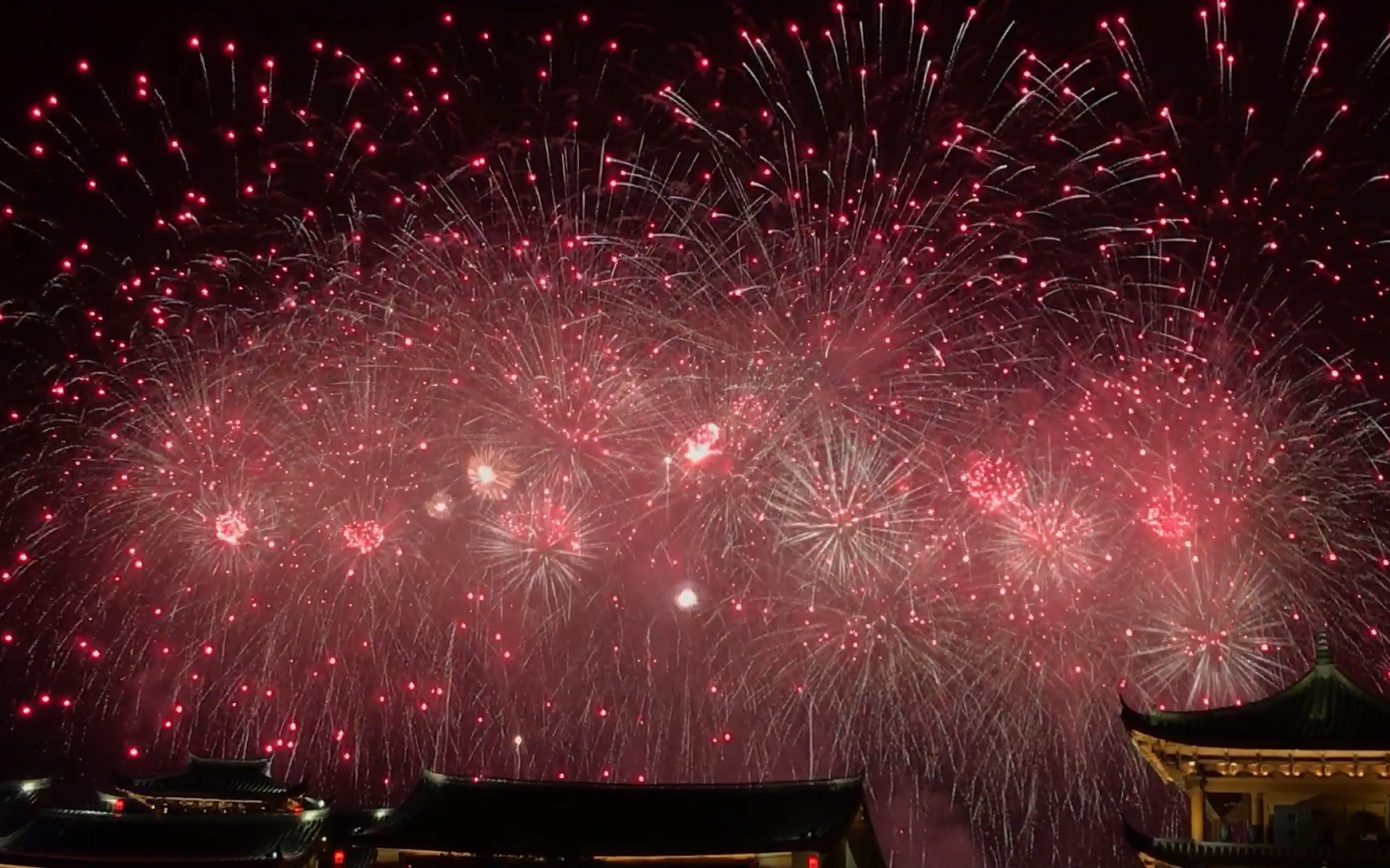 玉龙雪山下的烟花【烟花】【丽江】经费在空中爆炸