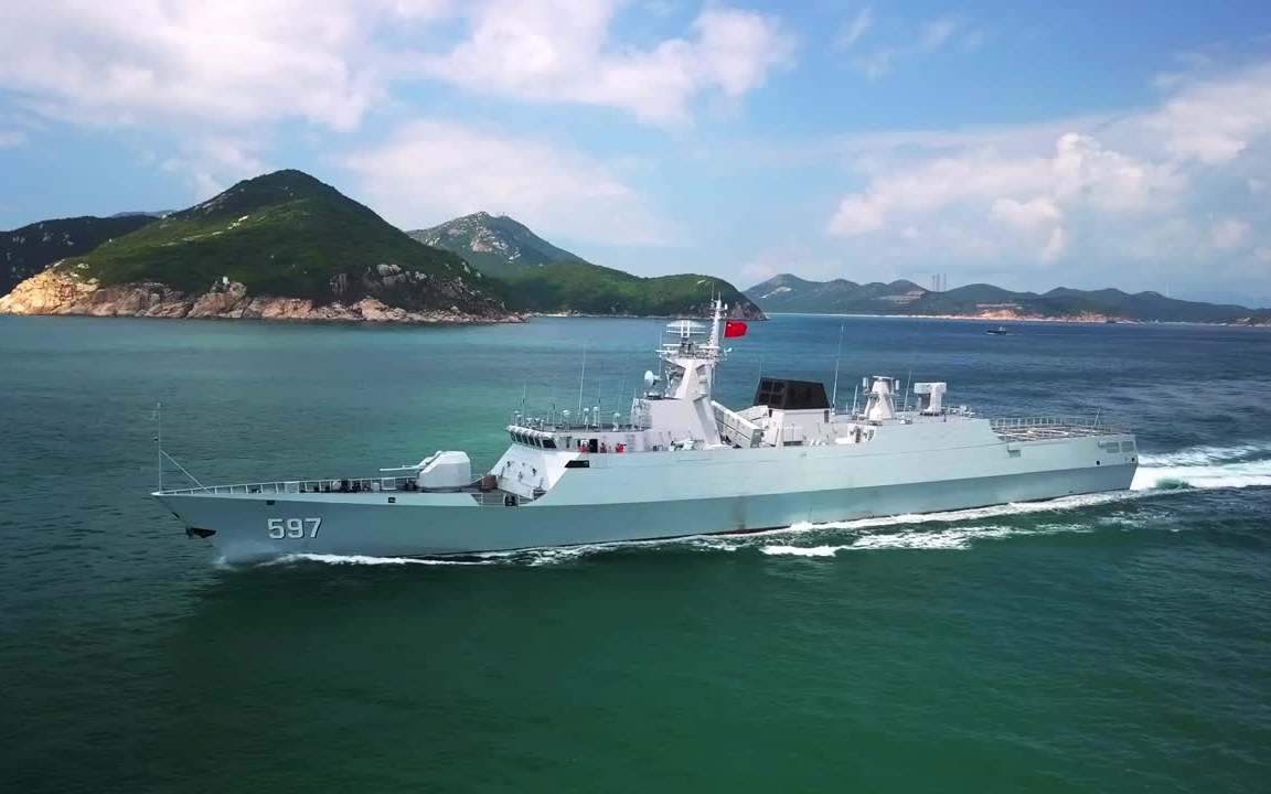 離開香港056護衛艦欽州艦伴航藍嶺號兩棲指揮艦2019425