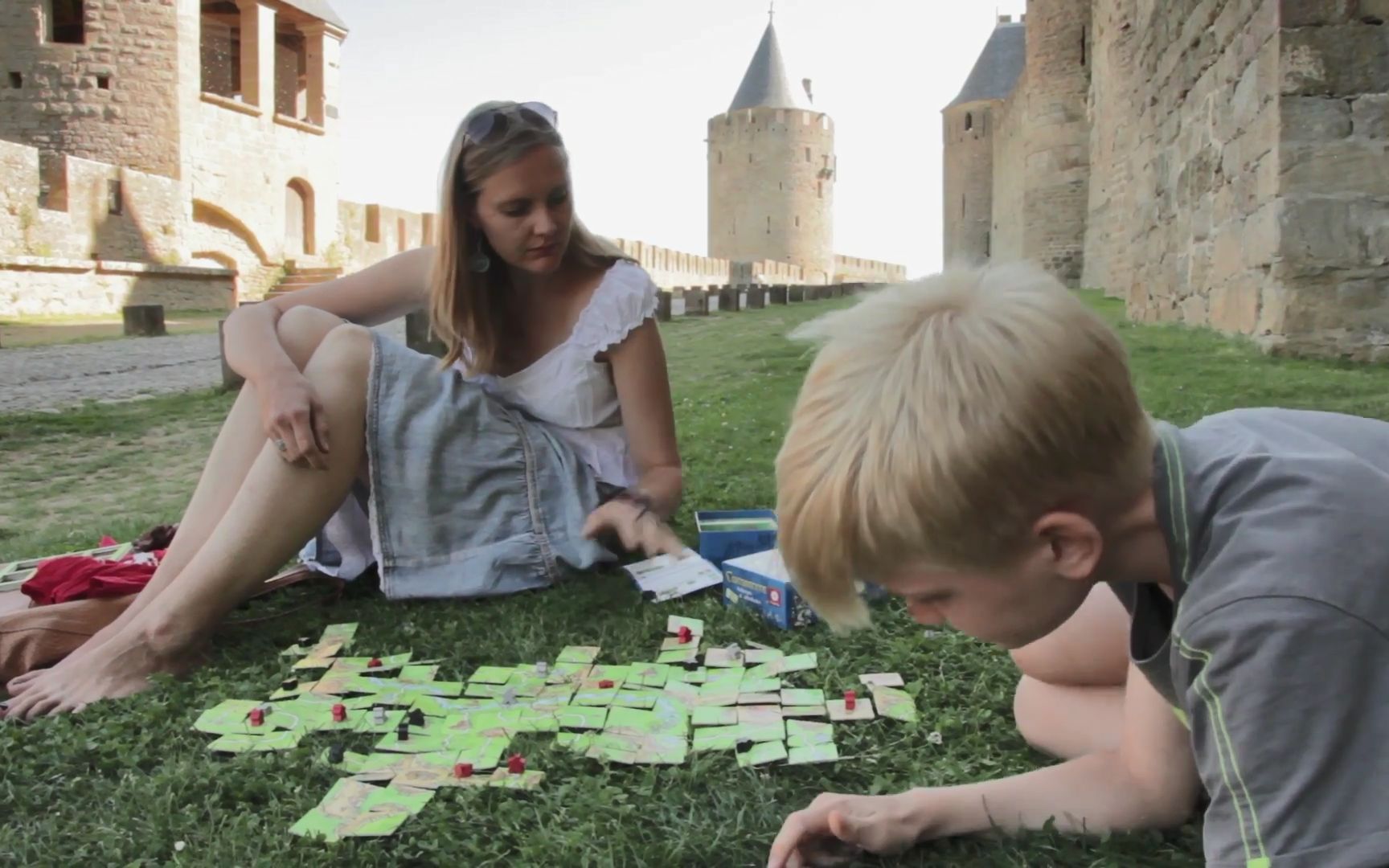 [图]在卡尔卡松城玩《卡卡颂》Playing Carcassonne in Carcassonne