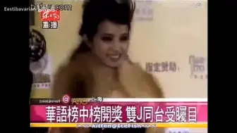 Скачать видео: 【周杰伦 蔡依林】双J分手有内幕?代官山前一个月蔡依林称应该是好朋友周杰伦卖力演唱借口欲挽回蔡依林