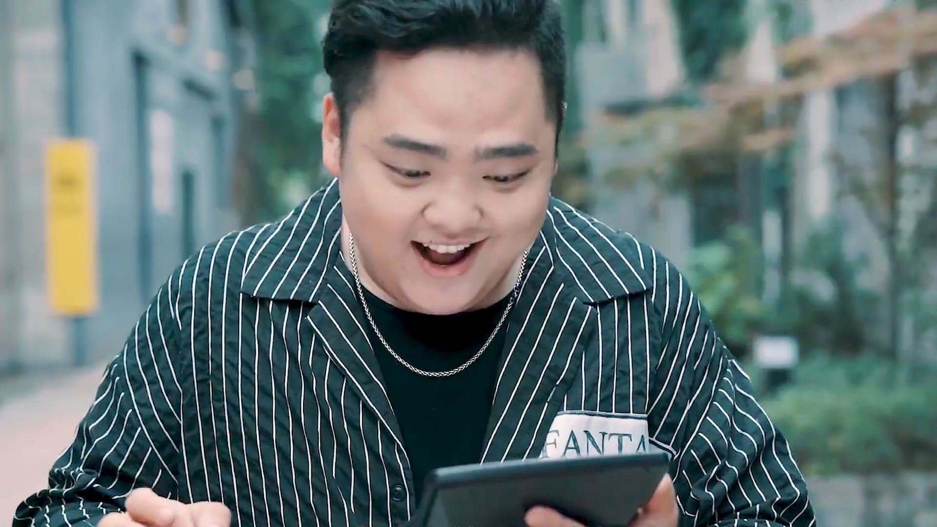 抠门的男人,女友用的厕纸都要计较