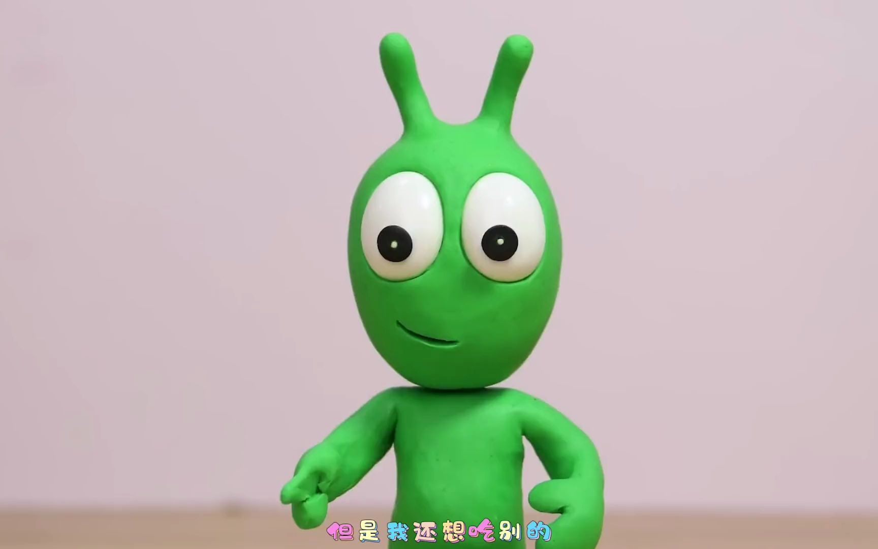 小绿人喝饮料,却因为喝得太多,肚子受不了