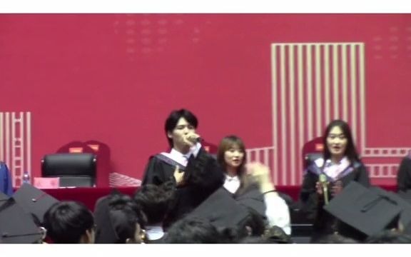 [图]青岛大学毕业典礼学生实力演唱《最美的太阳》，太好听！