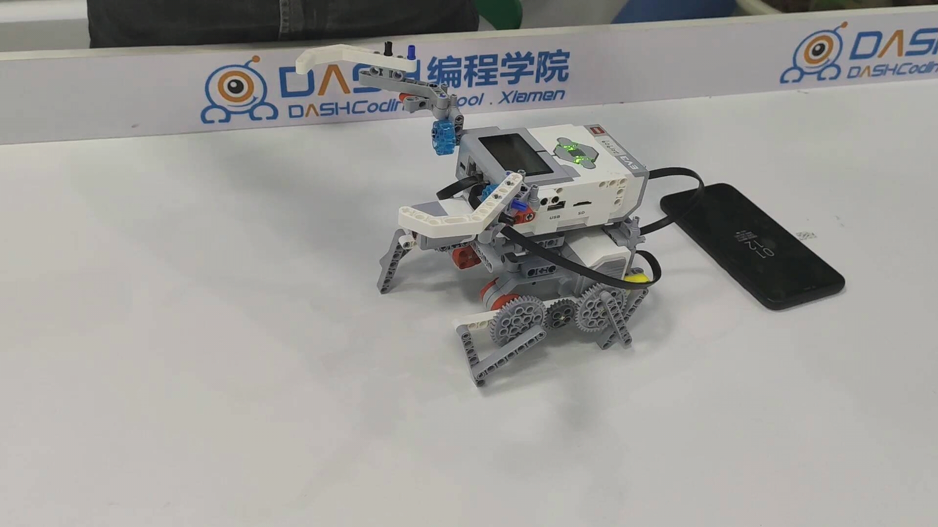 活动作品乐高ev3斗牛曲柄摇杆颜色传感器