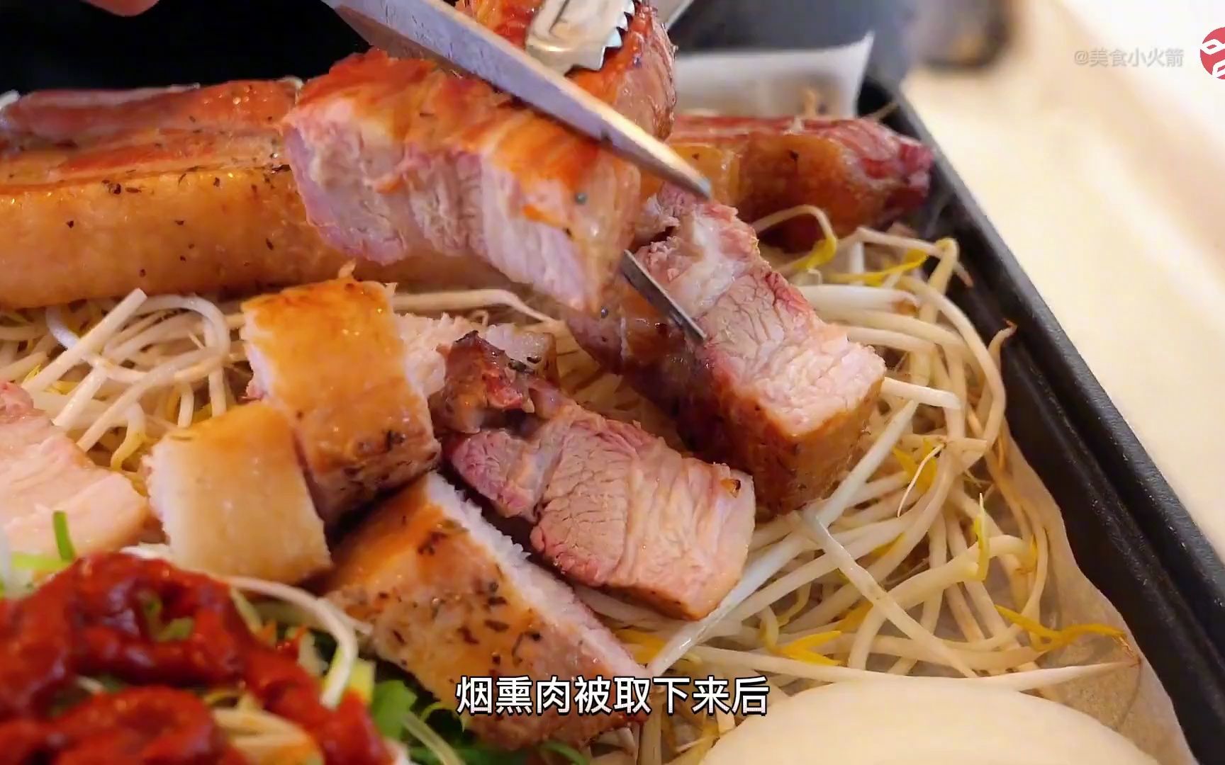 坛罐子烤肉是一种什么样的体验?坛子上挂满一圈肉,滋滋冒油!