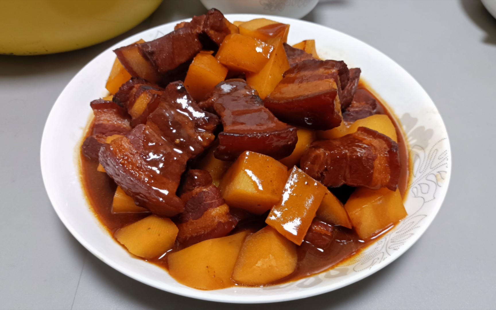 一包调料,一块土豆,做出美味红烧肉!