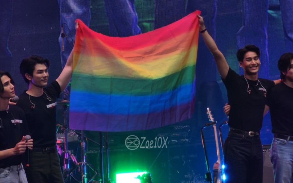 【mileapo|love is love】最后一场巡演以两人高举彩虹旗结束