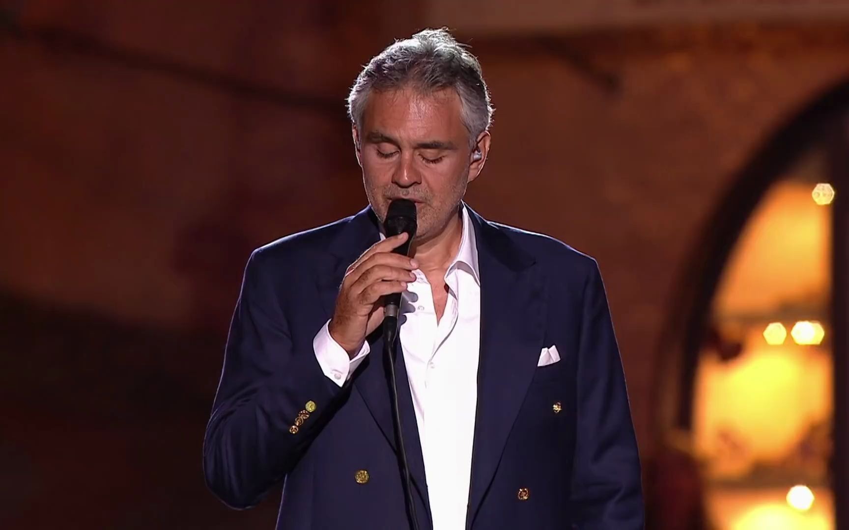 [图]【安德烈·波切利】Andrea Bocelli - Champagne 香槟 (Live 2012，1080p)