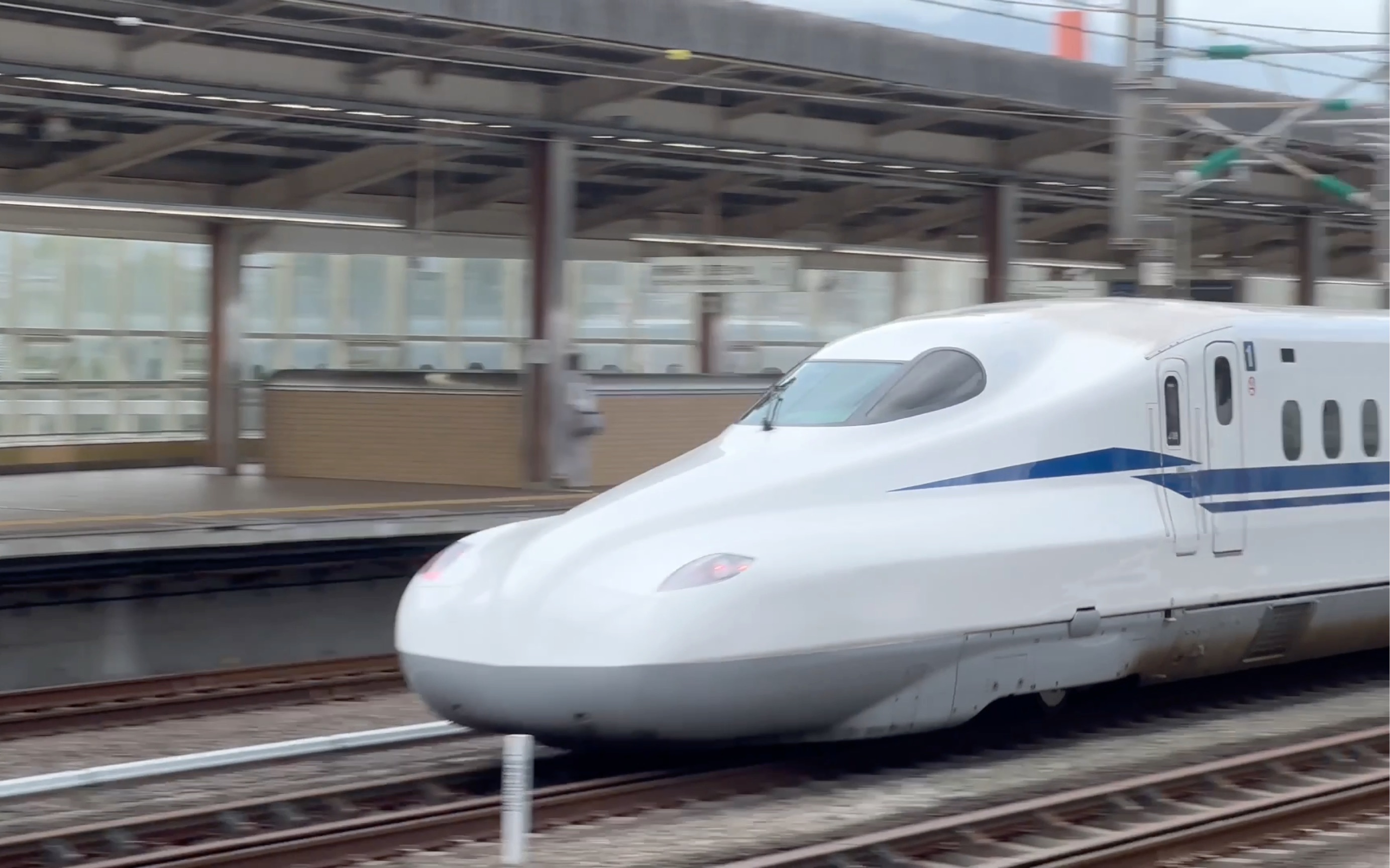 日本n700动车组呼啸而过