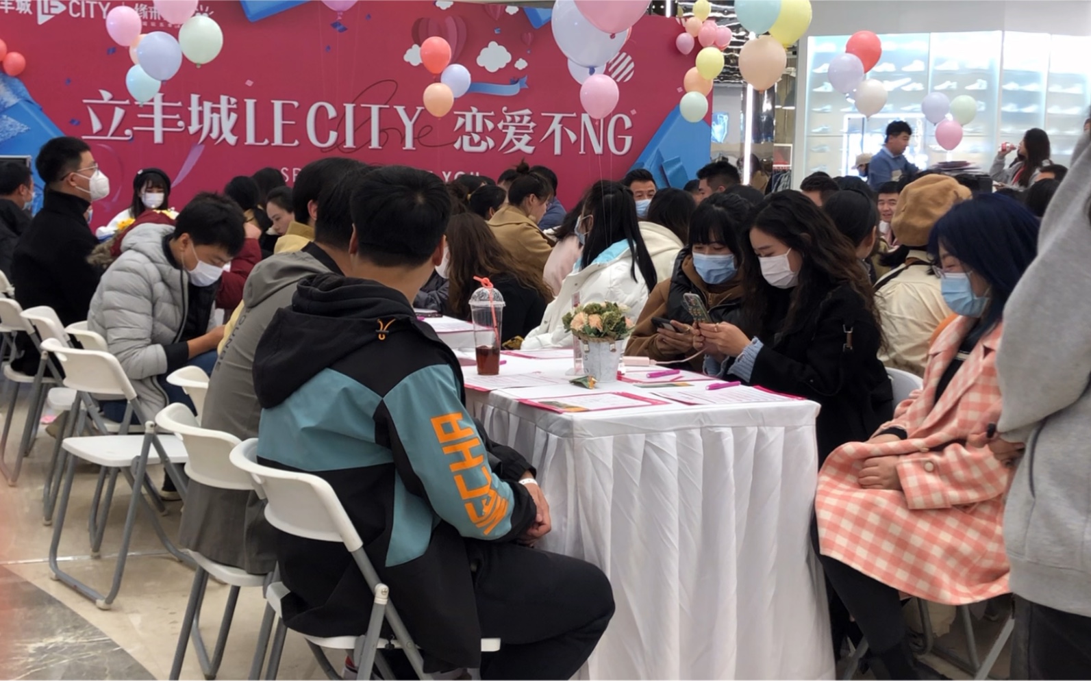 [图]实拍西安百人相亲大会，男女只玩手机，看表演，现场太尴尬了