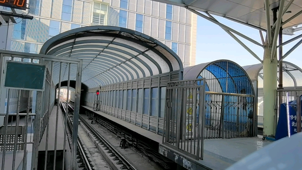 北京地铁13号线驶入终点站(起点站)西直门站