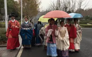 Скачать видео: 汉客丝路压马路 | 穿着5w的汉服聚众上街是一种怎样的体验 | 南京大学南韵汉服社