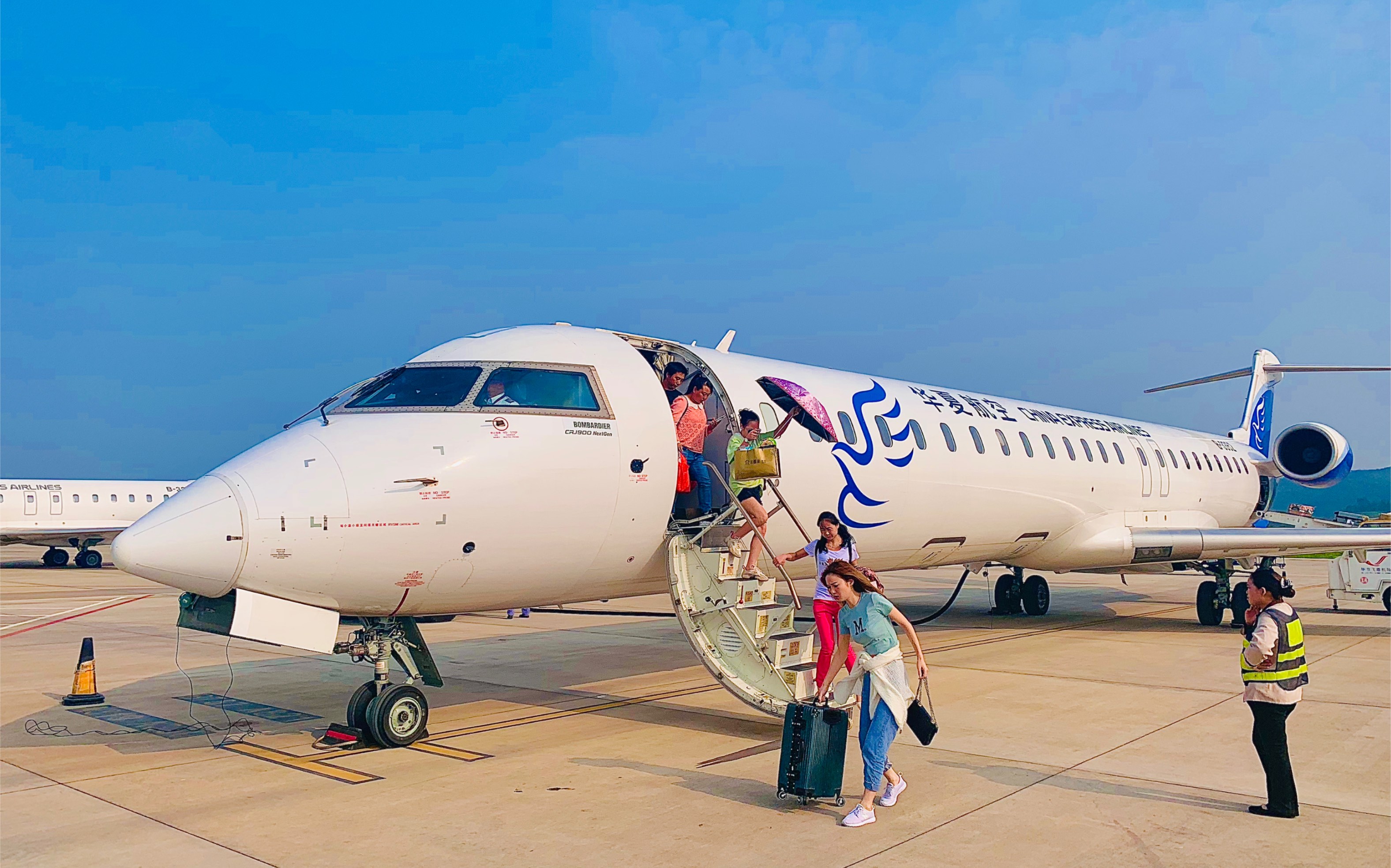 华夏航空g52777 ckg-bfj-hak,bombardier crj900lr推出滑行起飞降落