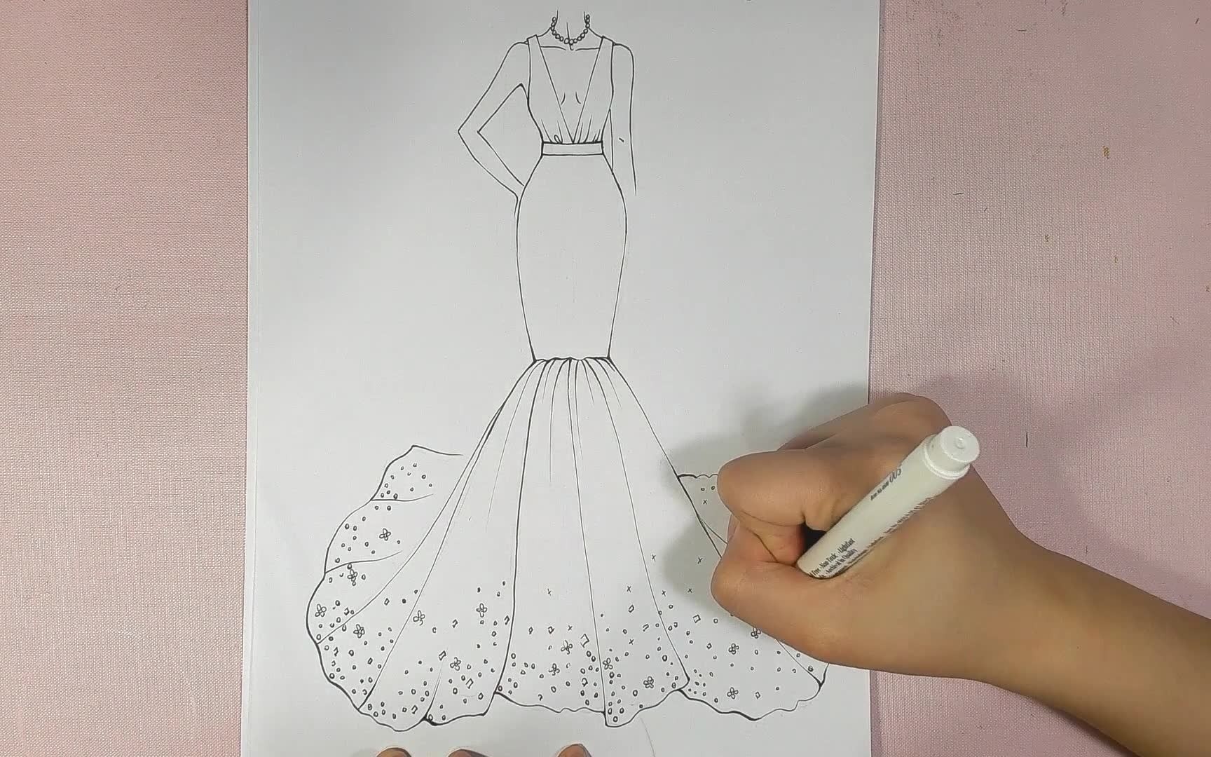 服装设计手绘学习:鱼尾裙时装画勾线