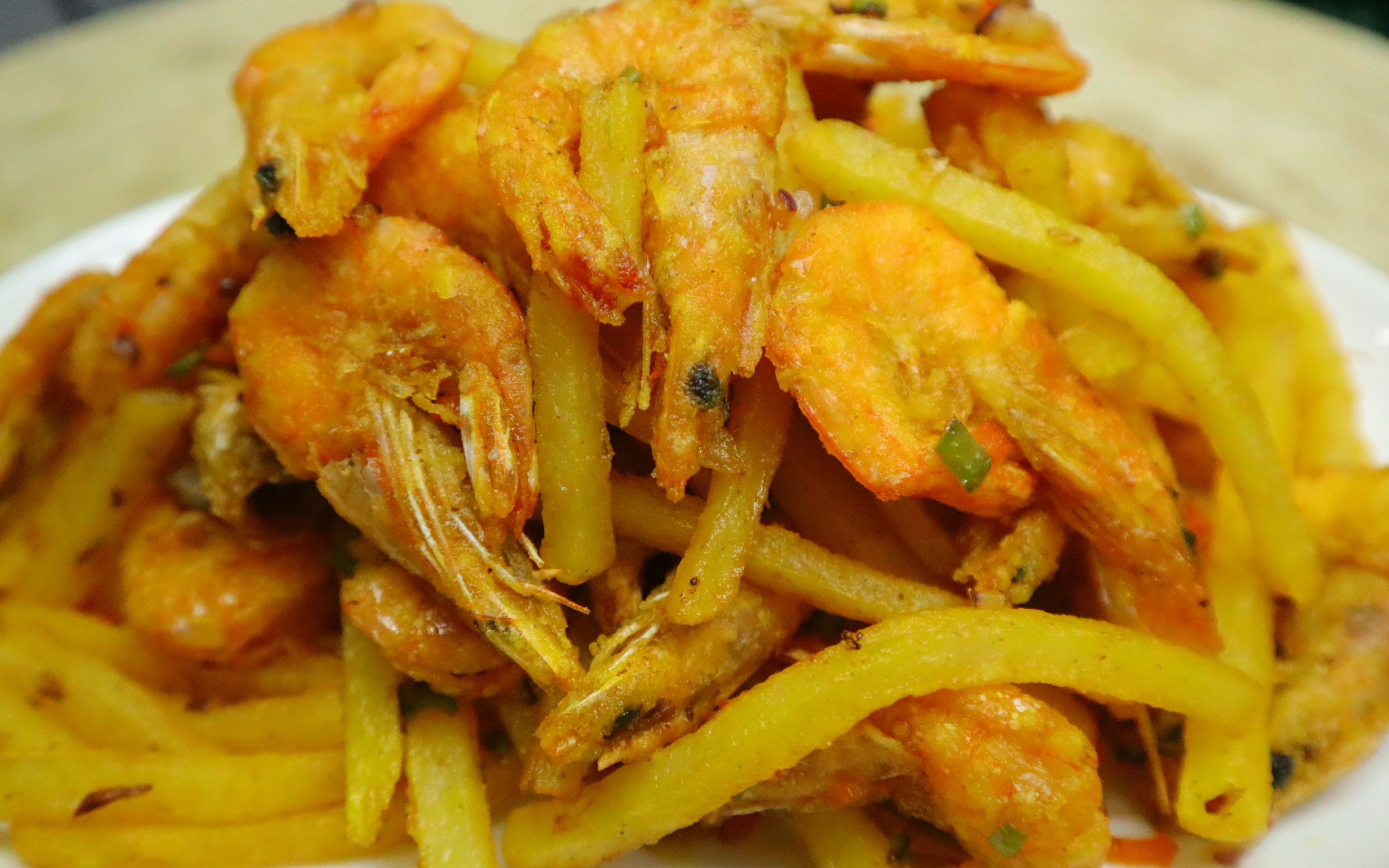 大厨教你:"薯香大虾"的家常做法,口感香辣酥脆,一大锅不够吃