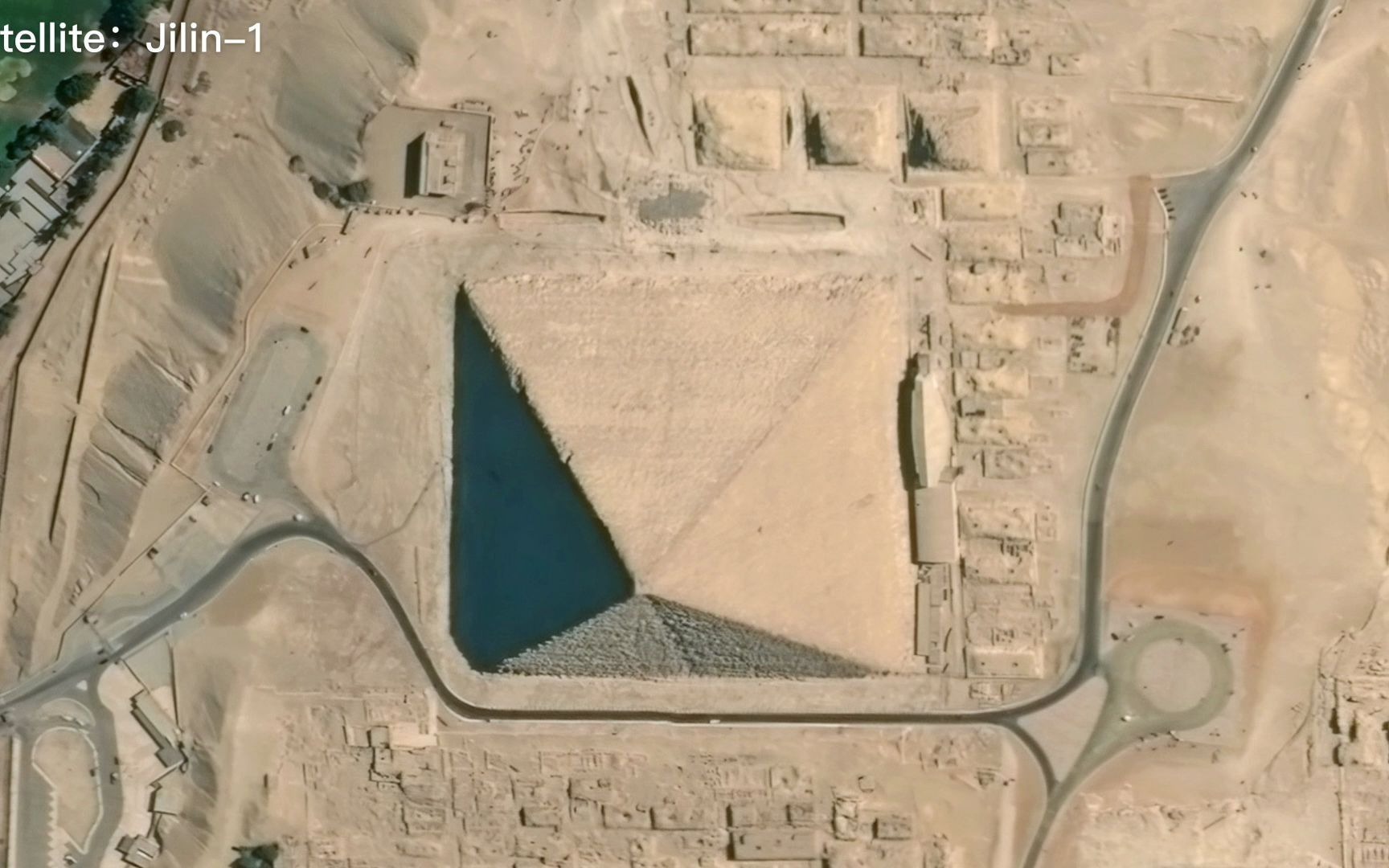吉萨金字塔群亡灵图片