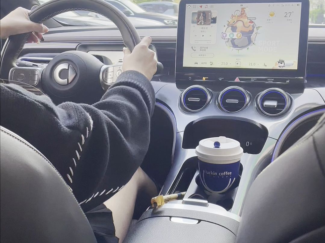 沉浸式坐车,坐着smart喝咖啡罗,太开心了