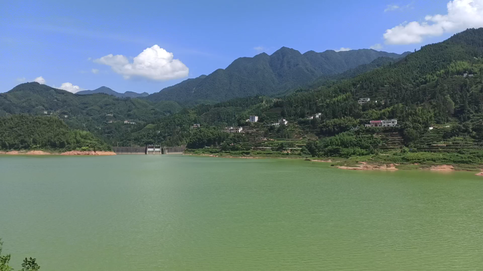 顶着烈日向湖南桂东前进,到达遂川县汤湖镇安村水库,在路边树荫下躲会