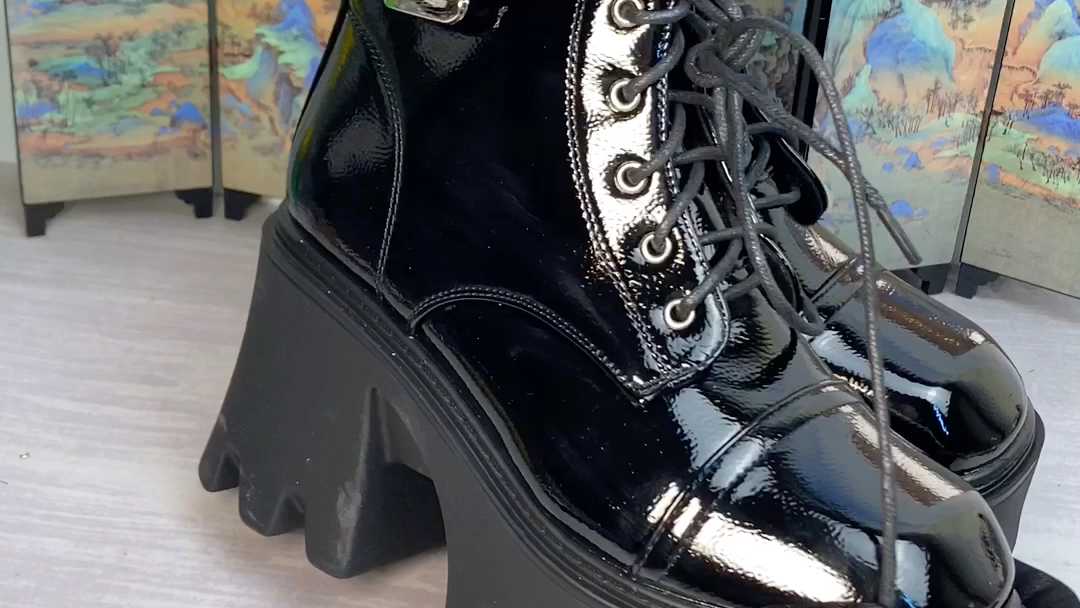 给自己做一双暗器特工鞋的第一天.家人们有什么想法?