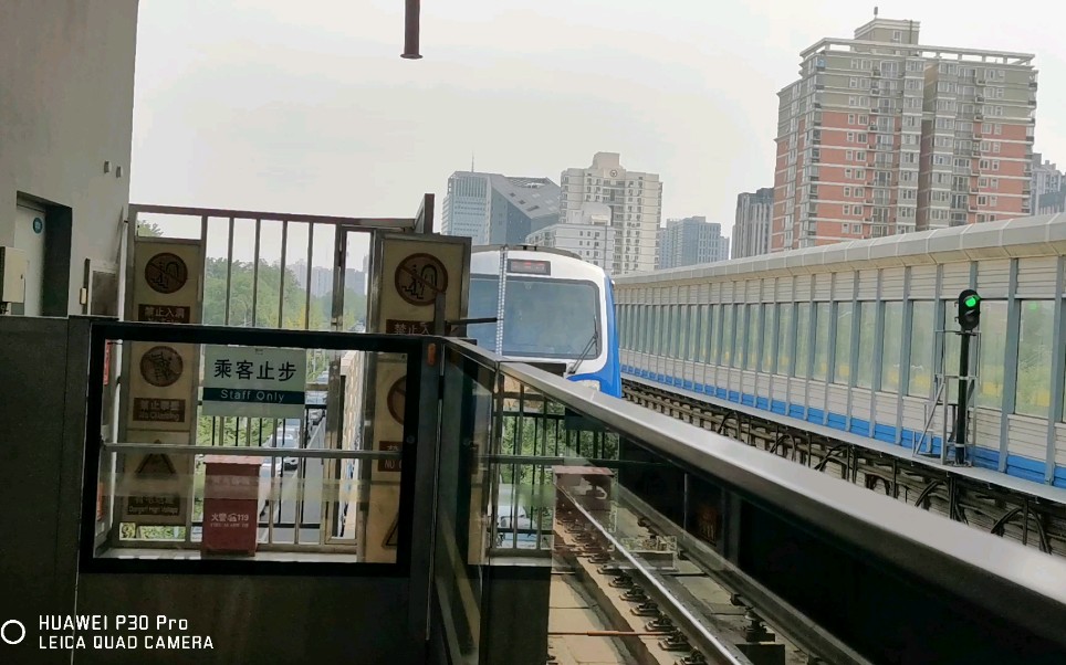 【手机投稿】北京地铁13号线五道口站进站