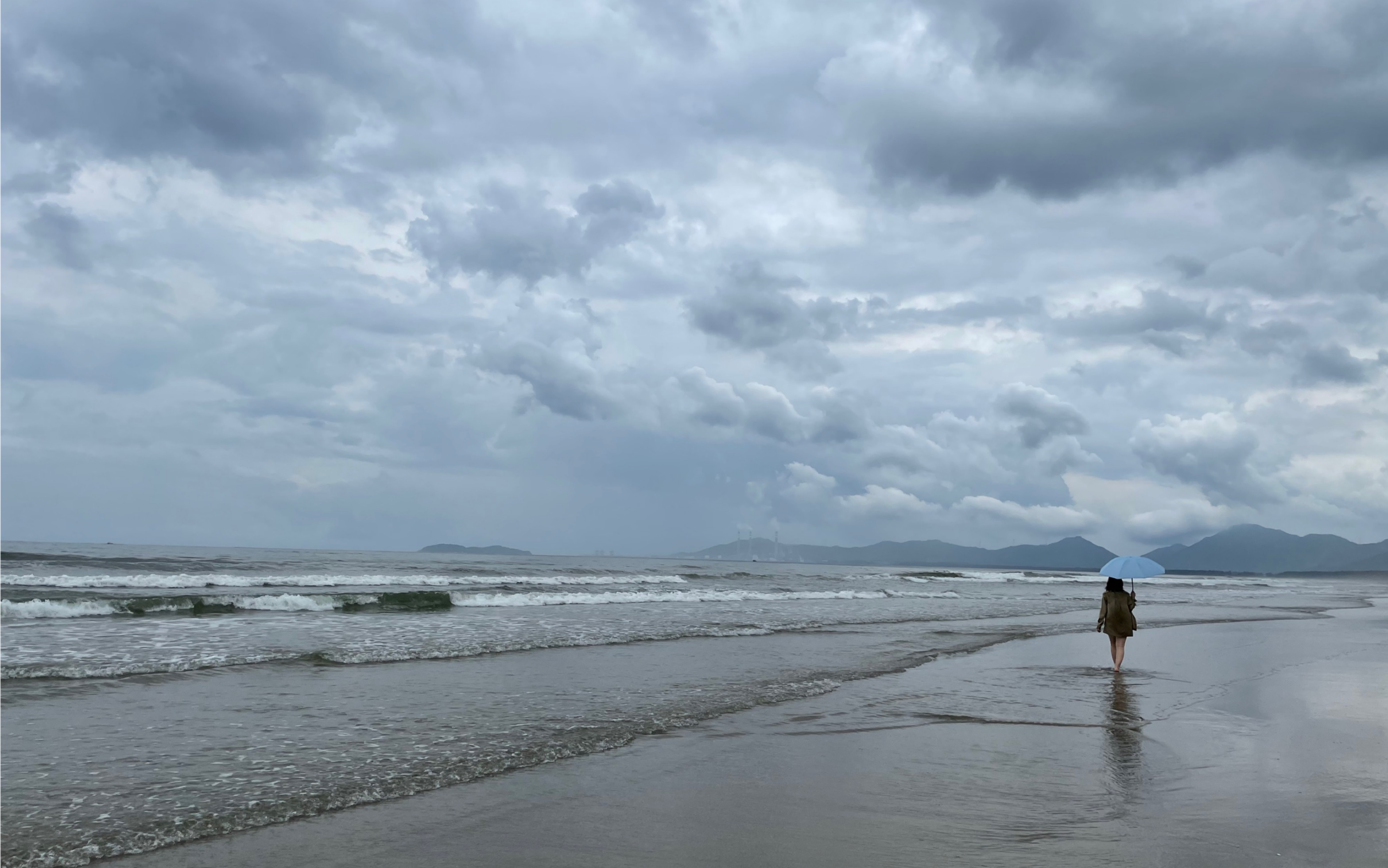 下雨天逛海边,还不错的嘛