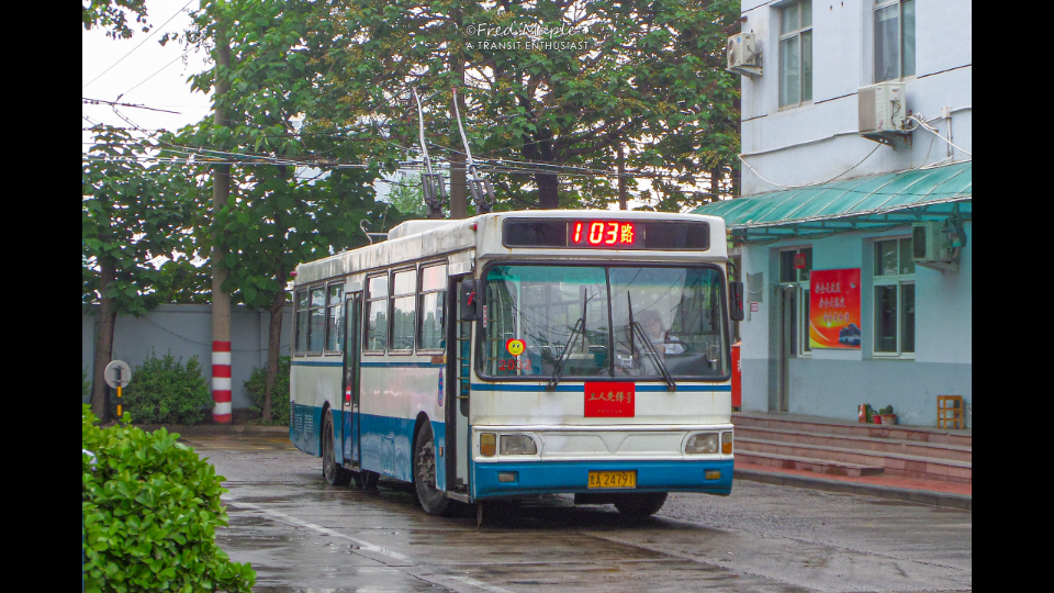 济南公交电车图片