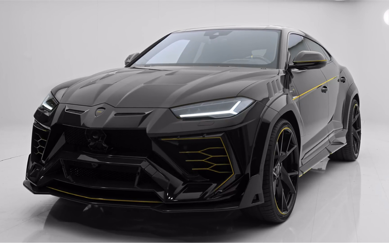 号称地表最强suv兰博基尼urus这车没10w买不了吧