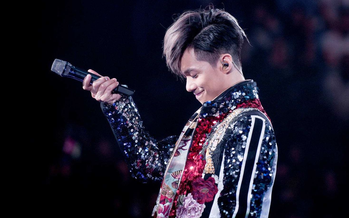 成碟青瓜过大海!盘点张敬轩英皇时期的四次《樱花树下》神级现场