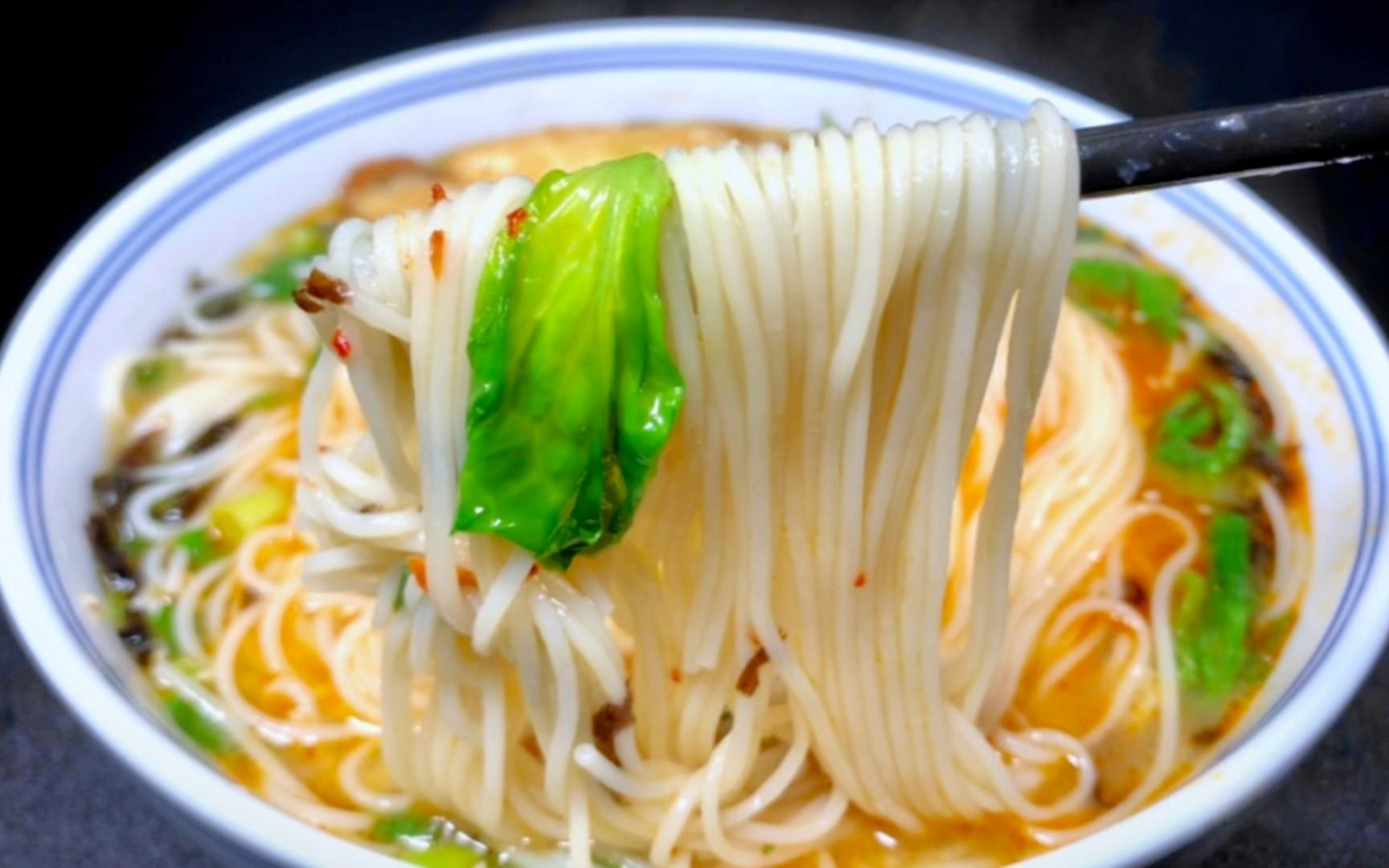 煮面条最忌开水下锅,教你正确做法,煮好的面条爽滑筋道营养丰富