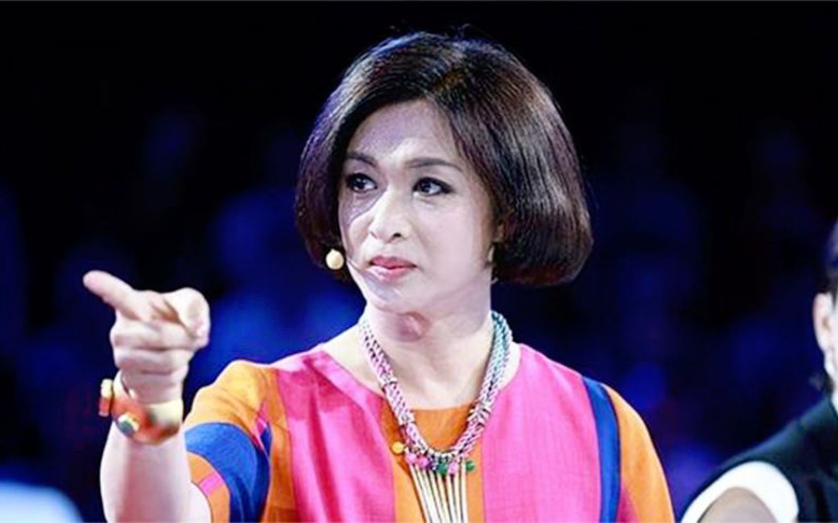 18岁女孩跳舞没穿打底裤,高抬腿大幅度表演,惹金星发飙,滚下去