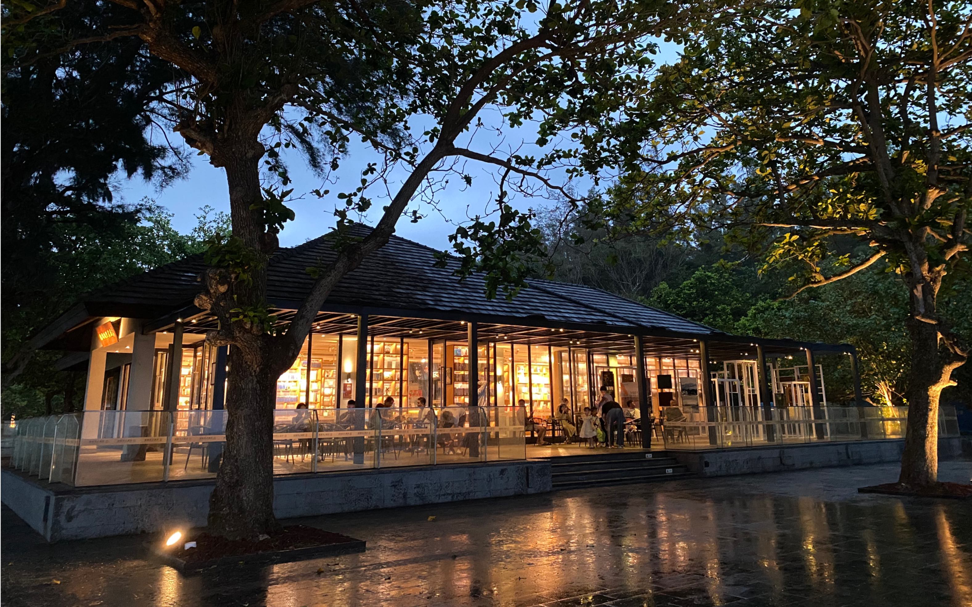 海边书店,潮湿,阴郁,快乐的一个下午