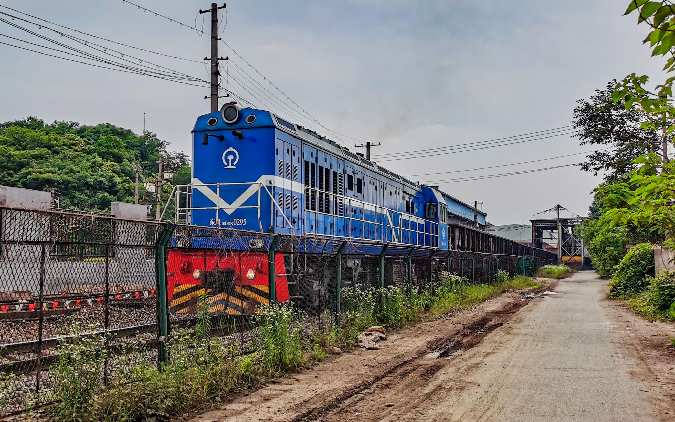 梅山铁矿自备车,df10ddb内燃机车0295号机牵引敞车驶入矿区尽头线