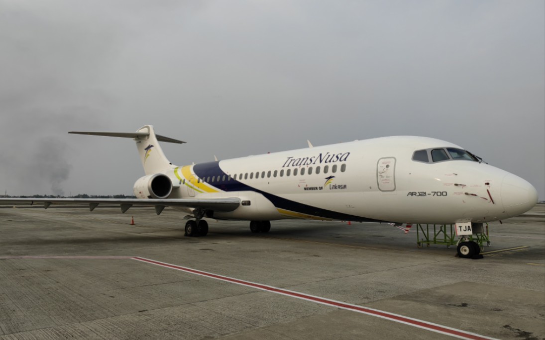 国产arj21飞机印尼首都雅加达苏哈国际机场双机同框,着陆后平稳运行!