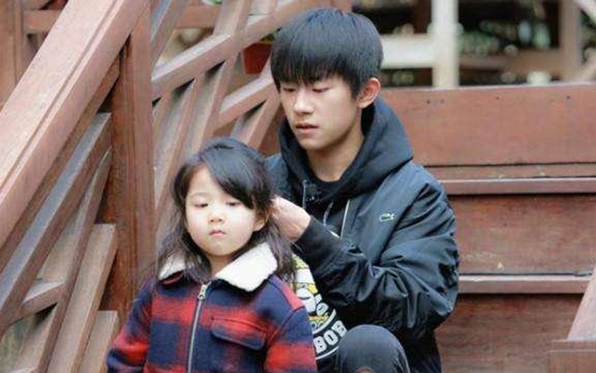 tfboys带娃名场面,易烊千玺温柔至极,王源人气太高瞬间变孩子王