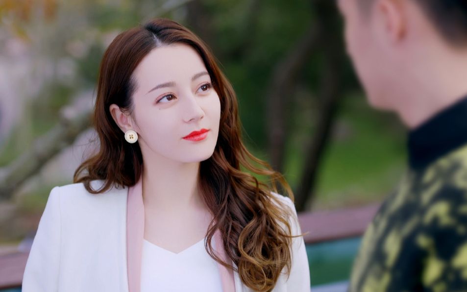 迪丽热巴片场快速旋转像个陀螺,杨幂赵又廷看的目瞪口呆_哔哩哔哩 (゜