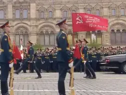 Video herunterladen: 《神圣的战争》Священная война（2019年5月9日俄罗斯联邦纪念伟大卫国战争胜利74周年阅兵迎旗仪式）