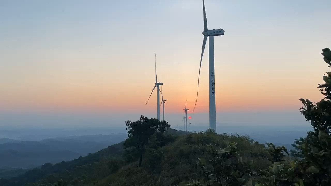 [图]雄鸡一唱天下白，一轮红日出东方。红星永远照耀中国。