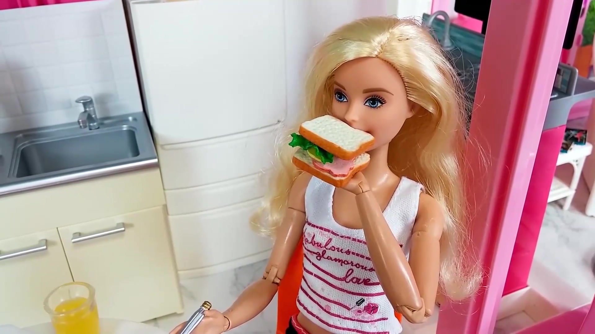 芭比玩具,芭比娃娃,芭比吃完早餐,开始换上漂亮的衣服