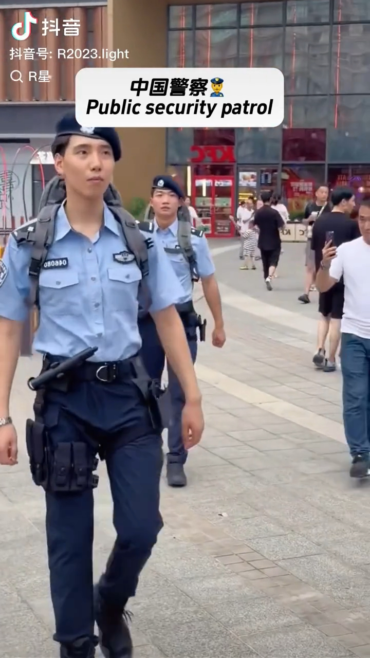 [笑哭][笑哭][笑哭]这是我见过审美最在线的警察制服小哥了..真是好看哔哩哔哩bilibili