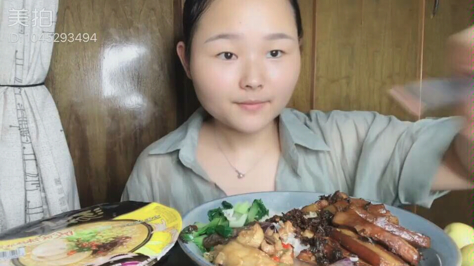 大脸妹格格梅菜扣肉烧茄子泡面