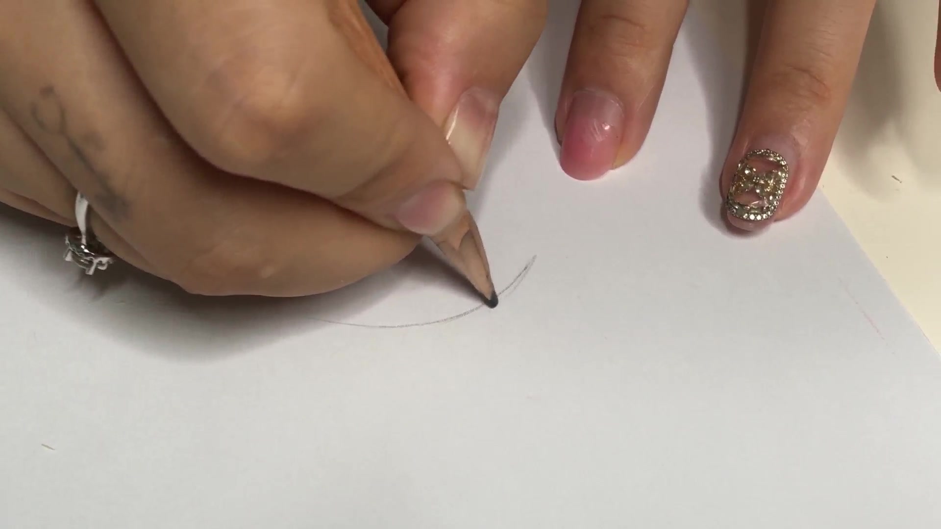 美瞳线纸上练习,教你画出性感魅惑美瞳线